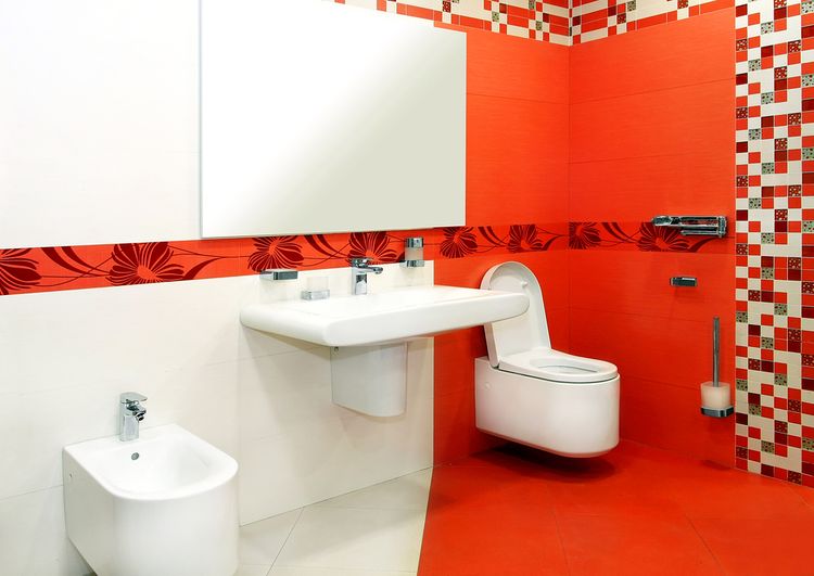 Závesné WC v červenej kúpeľni