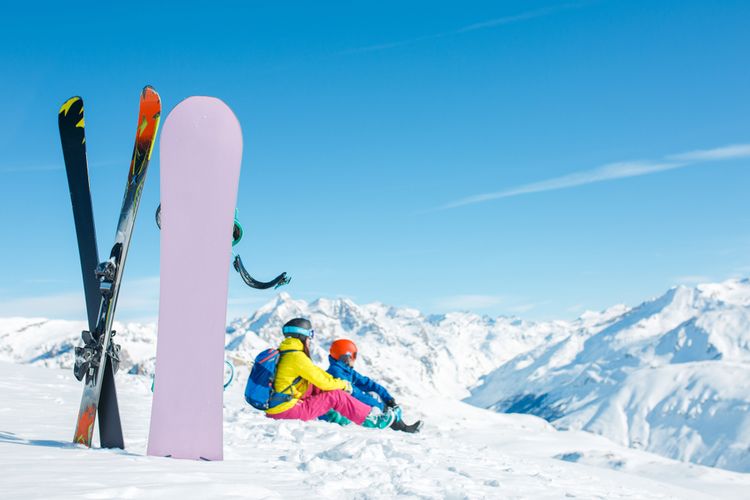 Snowboard a lyže