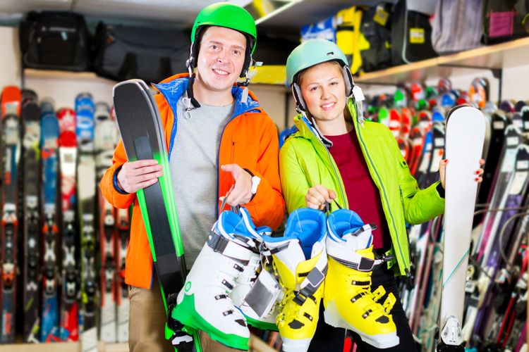 Výber vhodných lyží v požičovni
