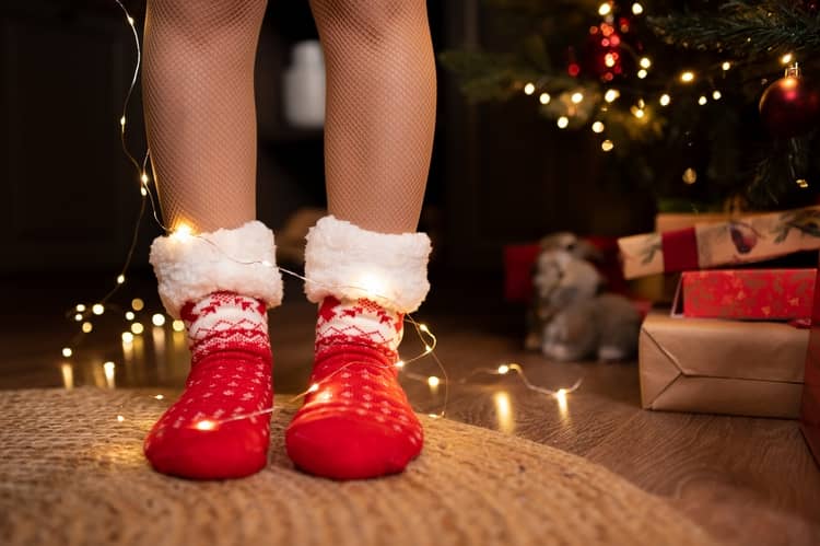Vianočné ponožky ako darček pod stromček