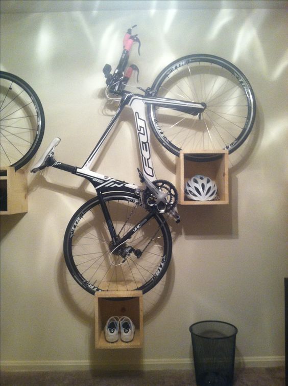 Bicykel na stene za poličkami