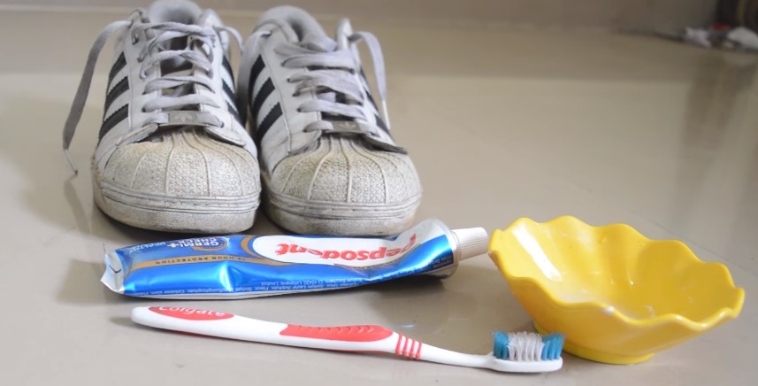 Bieliaca zubná pasta na čistenie tenisiek