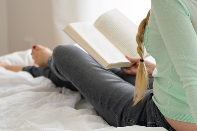 Čítanie kníh o bývaní v posteli