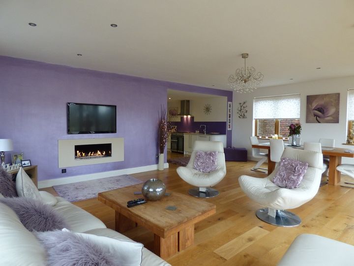 Obývačka vymaľovaná na fialovo