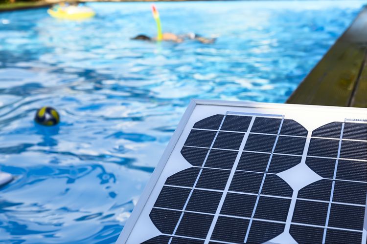 Ohrievanie vody v bazéne pomocou solárnych panelov