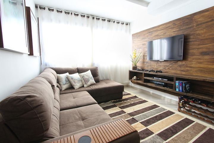 Obývačka v hnedých odtieňoch s prírodnými materiálmi