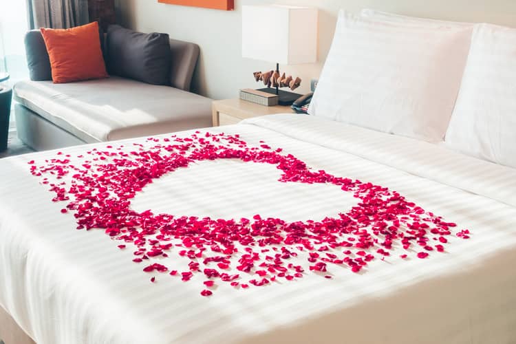 Valentín v spálni lupene ruží na posteli