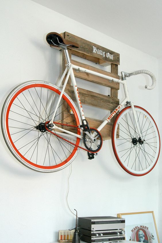 Zavesený bicykel na stene