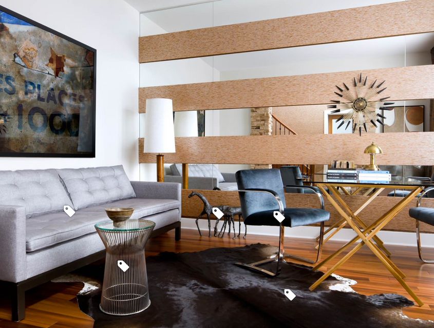Moderná zrkadlová stena v obývačke