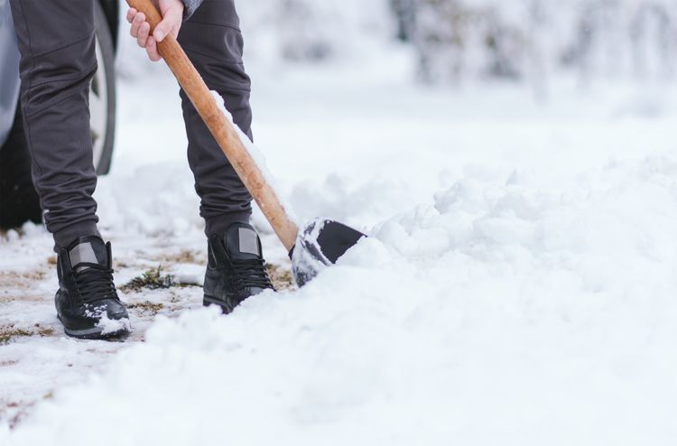 Odpratávanie snehu z chodníkov pred domom a bytovkou
