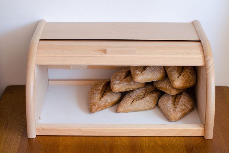 Drevený chlebník na skladovanie pečiva