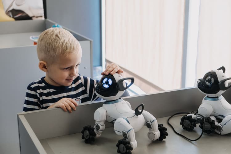 Robotická hračka a dieťa