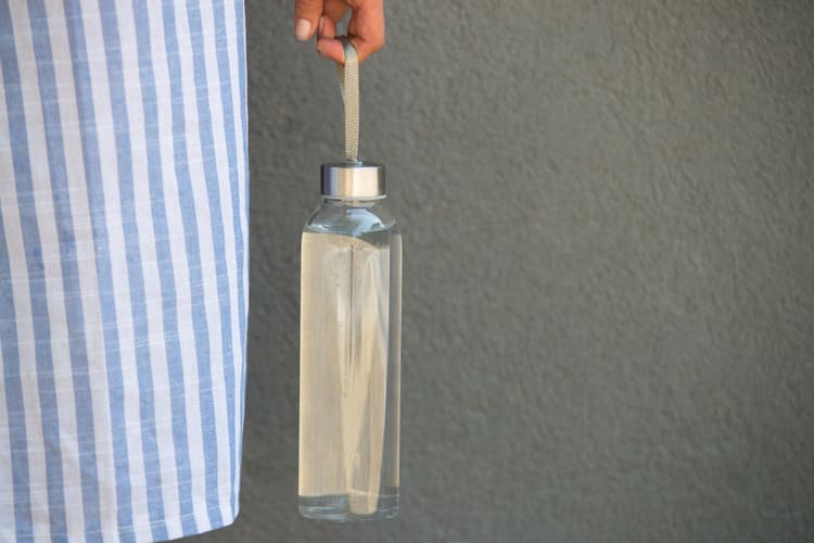 Sklenená fľaša na vodu s pútkom