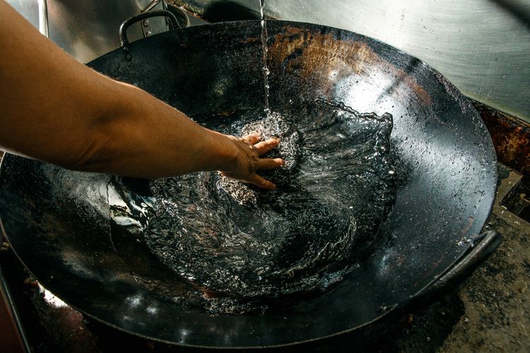 Čistenie woku saponátom a horúcou vodou