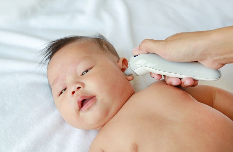 Meranie telesnej bábätka teploty bezkontaktným teplomerom