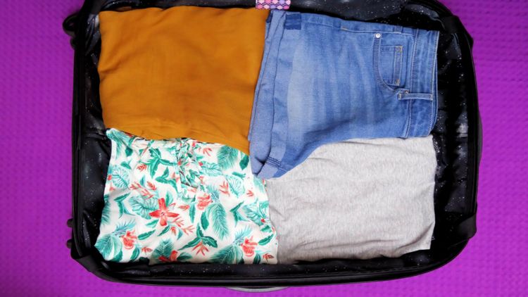 Uskladnenie letného oblečenia v kufri