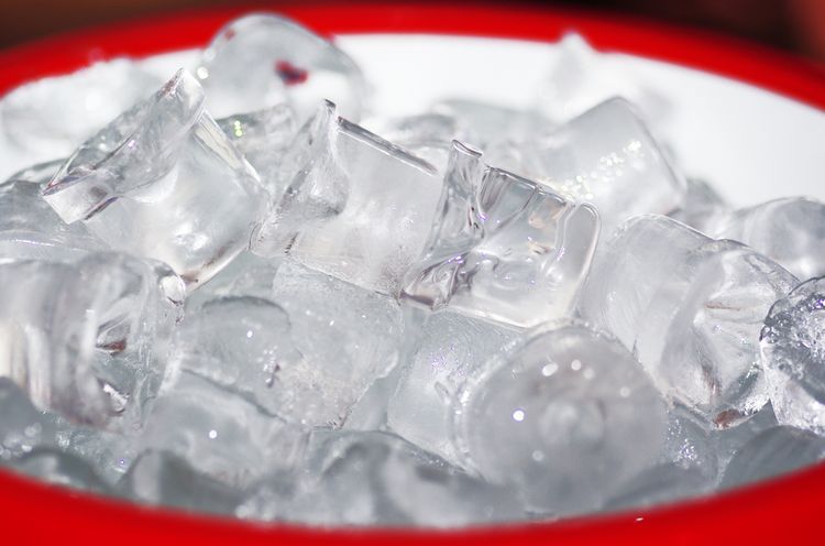 Ľadové kocky z výrobníka ľadu