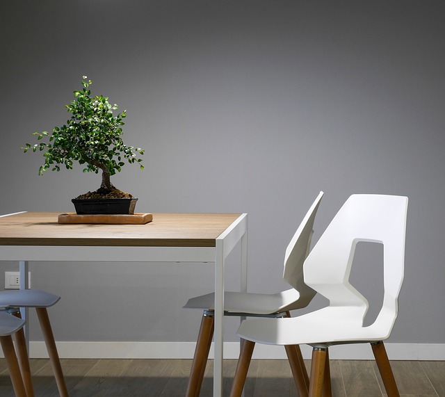 Moderná biela plastová stolička