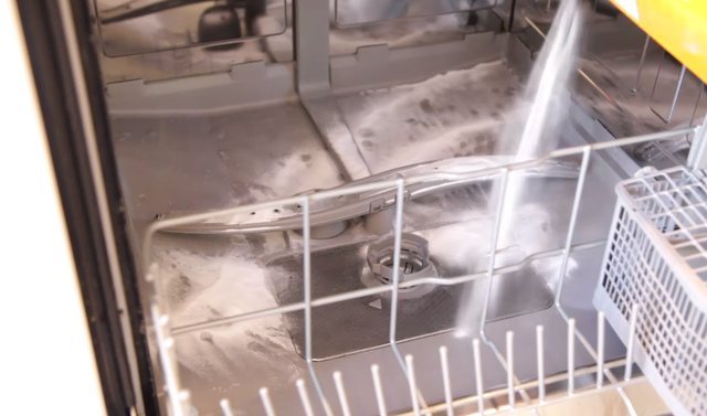 Čistenie umývačky riadu sódou bikarbónou