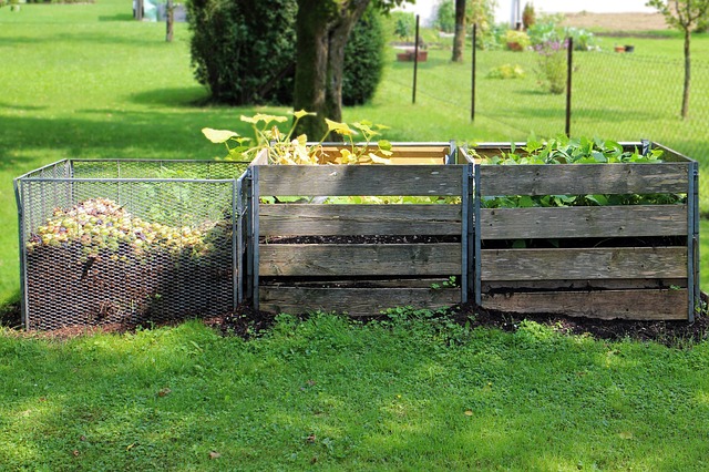 Drevený kompostér a kompostér z pletiva