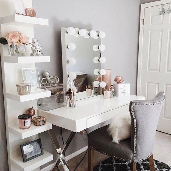 Biely kozmetický stolík so zrkadlom a osvetlením