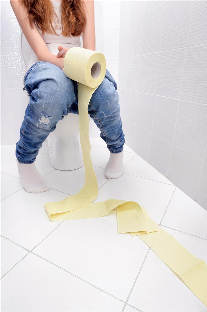 Žena na WC s toaletným papierom