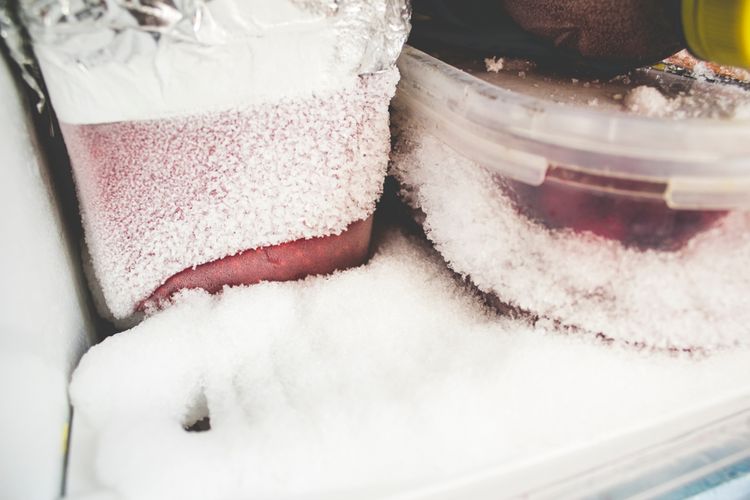 Zmrznuté jedlo v mrazničke
