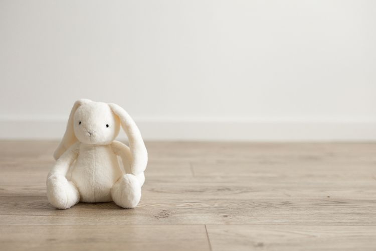 Biely zajac na drevenej podlahe v detskej izbe