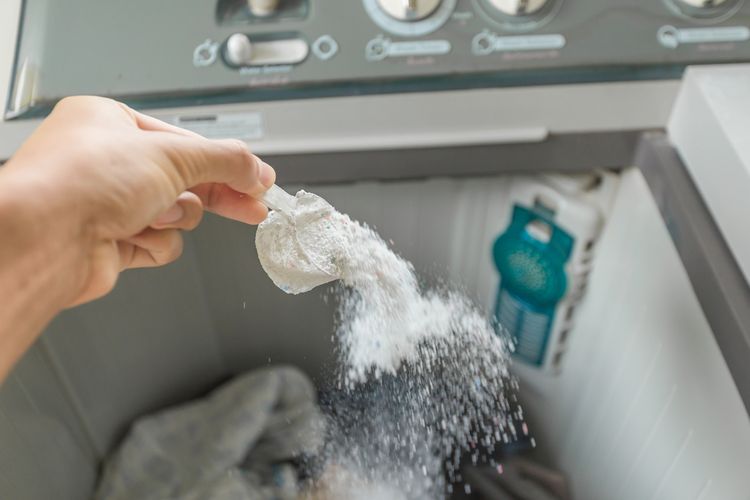 Dávanie prášku do práčky pred praním