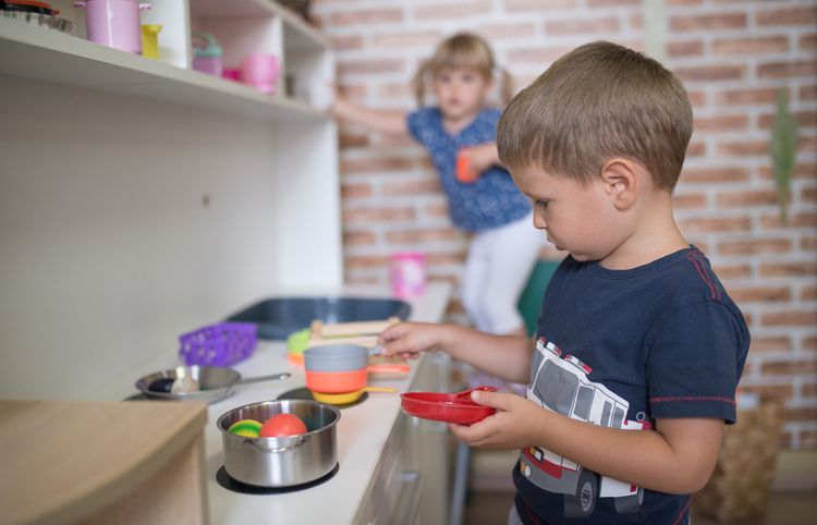 Chlapec varí obed v detskej kuchynke