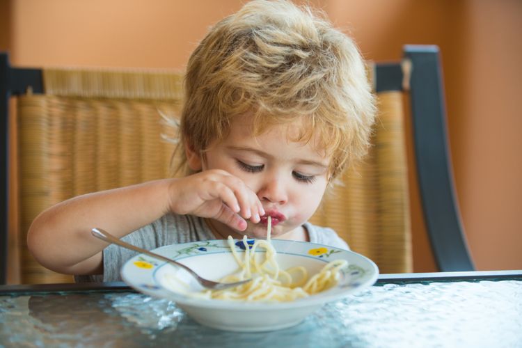 Dieťa jediace špagety