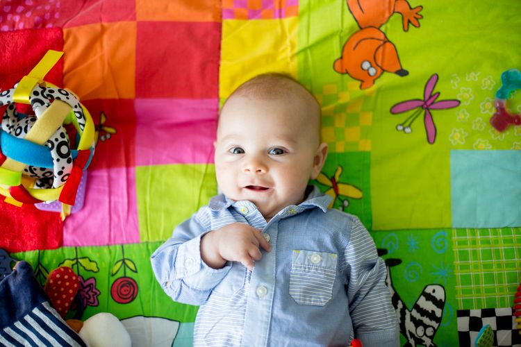 Farebná hracia deka pre malé deti