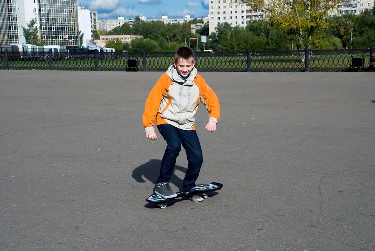 Chlapec jazdiaci na waveboarde