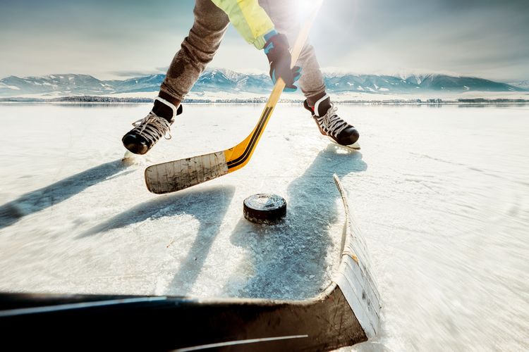 Hranie hokeja na zamrznutom rybníku