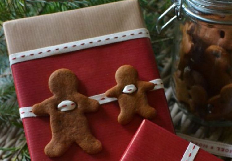 Medovníky použité ako ozdoby pri balení vianočných darčekov. Zdroj: Pinterest.com