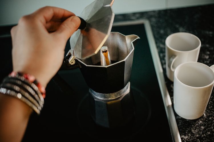 Príprava kávy v moka kávovare koťogo