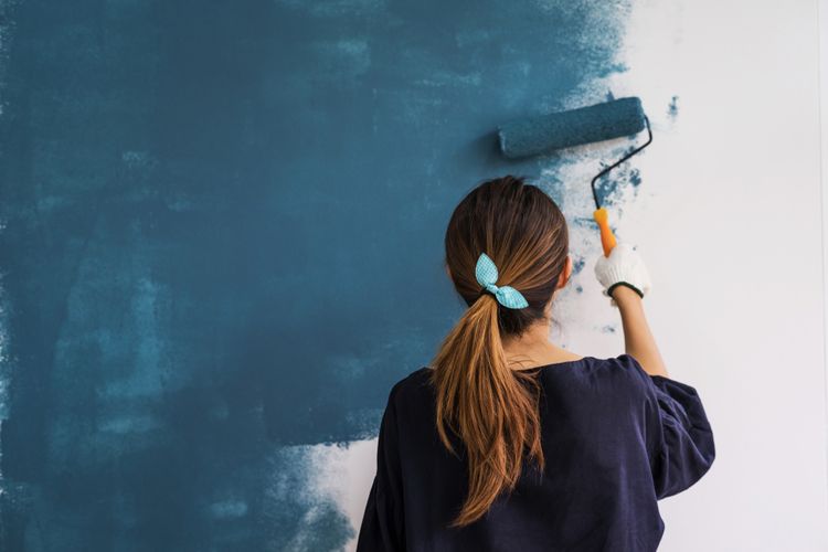 Maľovanie steny modrou farbou
