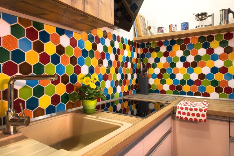 kuchyňa s farebnými ručne vyrábanými obkladačkami