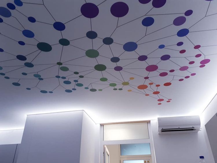 Biely napínací strop s farebnými guľočkami
