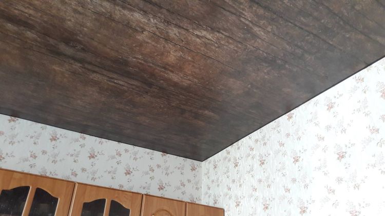 Napínací strop pripomínajúci drevo
