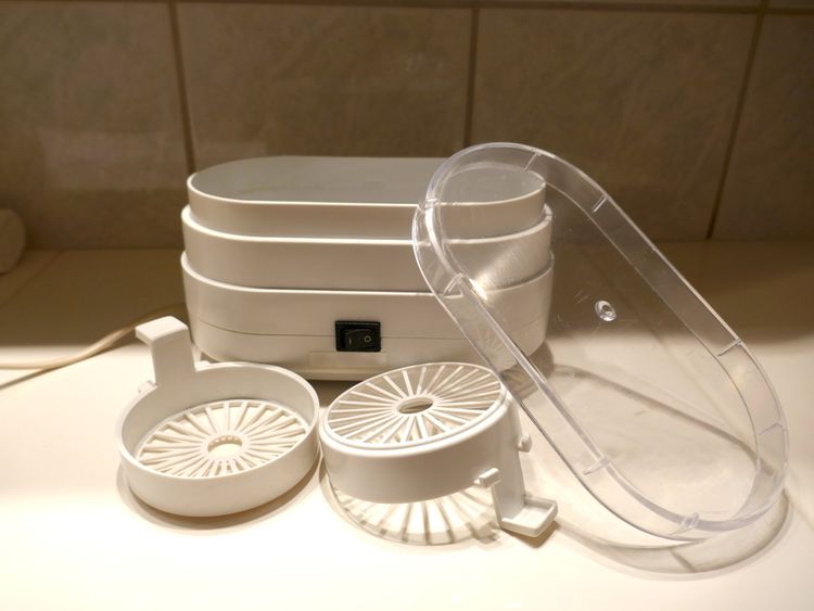 Profesionálna ultrazvuková čistička v bielom prevedení