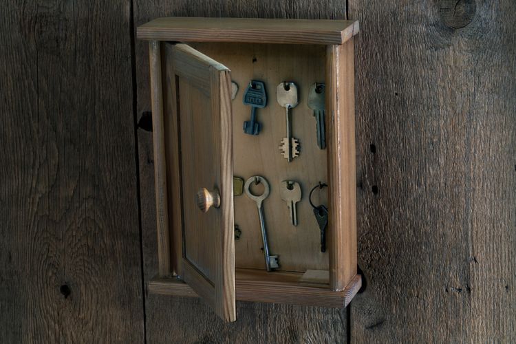 Dizajnová drevená skrinka na kľúče