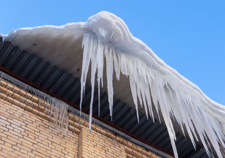 Sneh a ľad na streche - ako sa ich zbaviť?