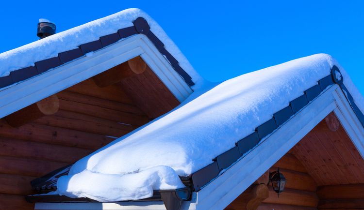 Čo robiť so snehom na streche? Aká je prevencia?