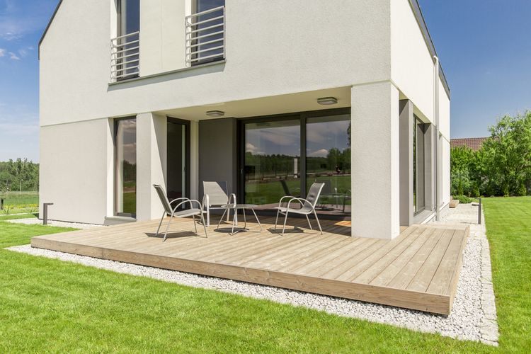 Aké terasy pri dome, chate, bungalove? Drevené aj kryté hliníkové | TopByvanie.sk
