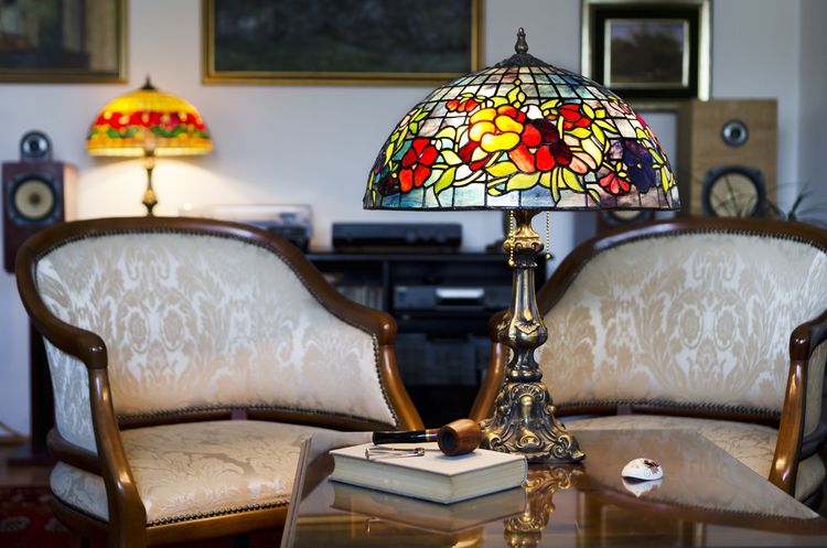 Tiffany lampa v obývačke v rustikálnom štýle