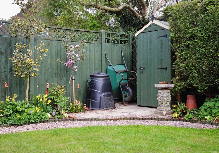 Malý zelený záhradný domček