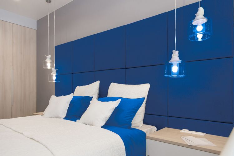 Klasická modrá na stene v spálni