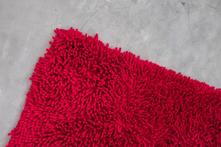 Malý červený shaggy koberec do kúpeľne