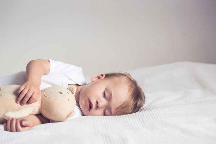 DIeťa spiace na kvalitnom detskom matraci